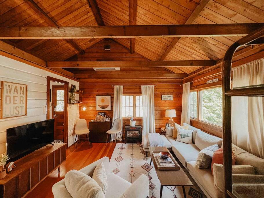 The Little Lake Cabin - Image 5