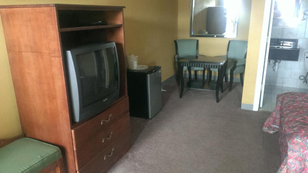 Naugatuck Motor Lodge - Image 4