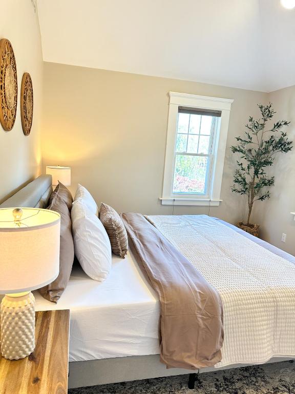 7 Mins drive to Yale, Large fenced yard - Image 7