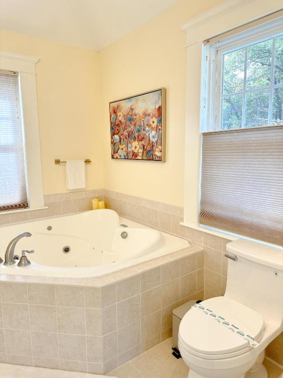 7 Mins drive to Yale, Large fenced yard