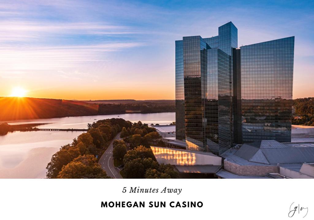 Cozy Villa 3 mins to Mohegan- Fully Stocked with King Bed & Fireplace- Jacuzzi, Saltwater Pools, Sauna - Image 7