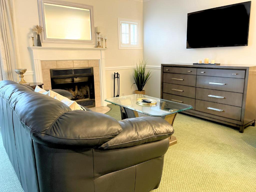 Cozy Villa 3 mins to Mohegan- Fully Stocked with King Bed & Fireplace- Jacuzzi, Saltwater Pools, Sauna - Image 6