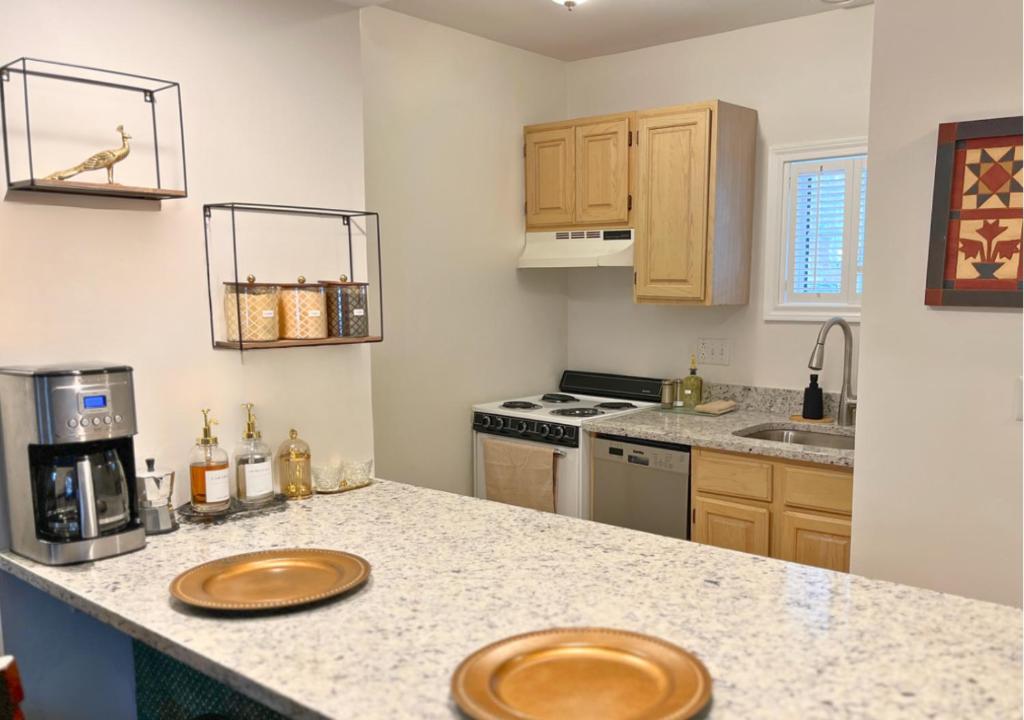 Cozy Villa 3 mins to Mohegan- Fully Stocked with King Bed & Fireplace- Jacuzzi, Saltwater Pools, Sauna - Image 5