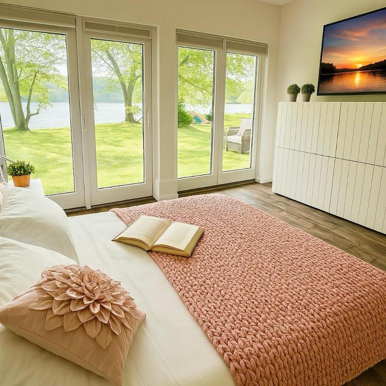 River Front Home Good for Family and Groups - Image 6