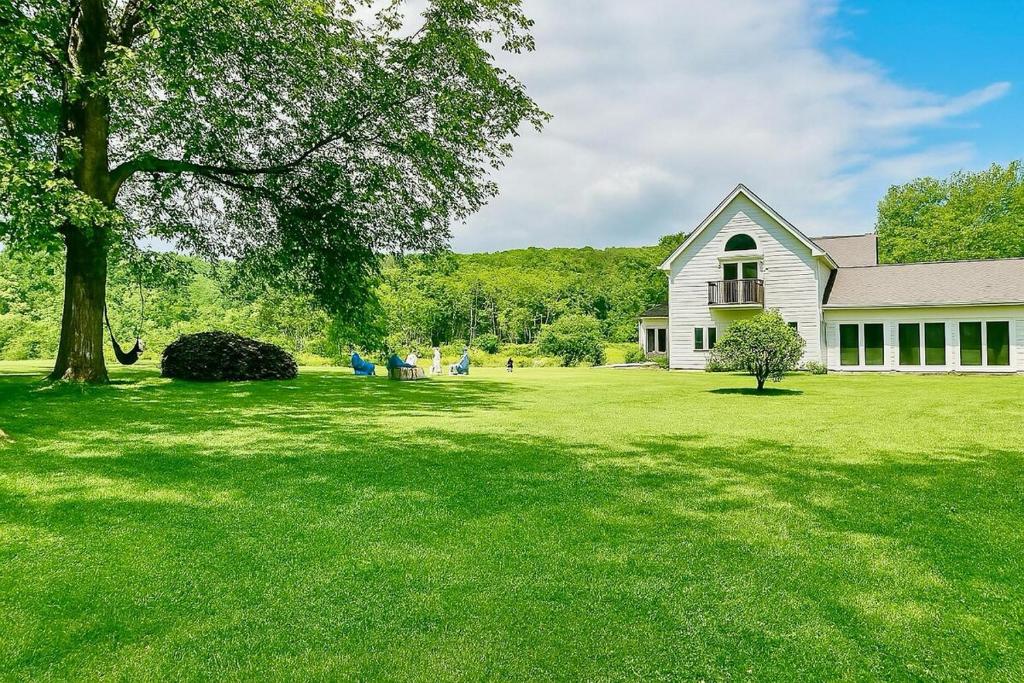 River Front Home Good for Family and Groups - Image 5