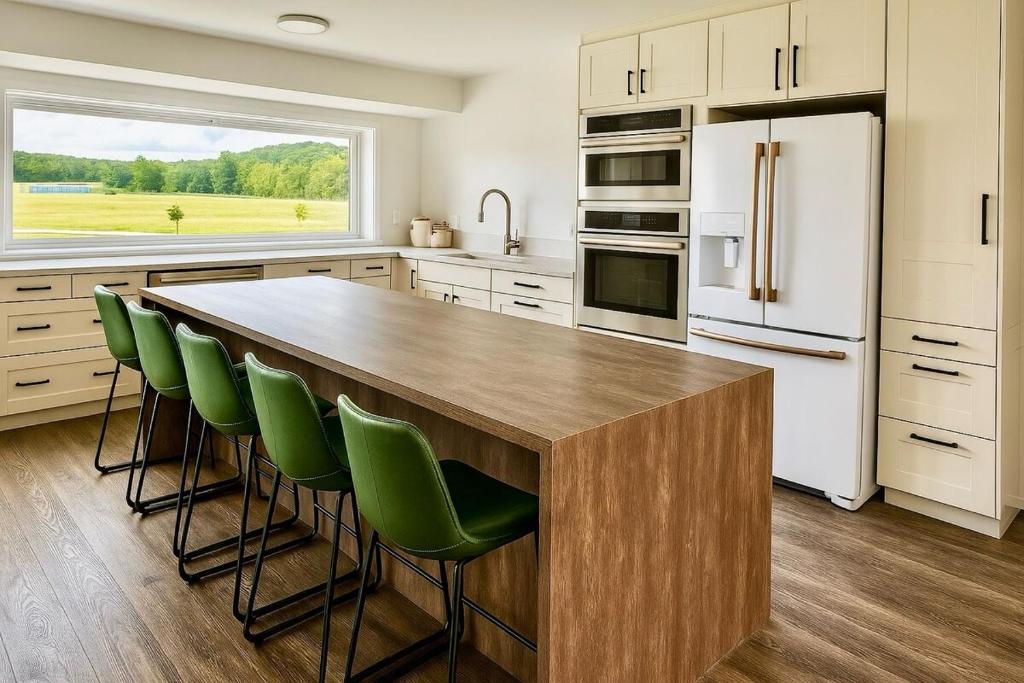 River Front Home Good for Family and Groups - Image 4