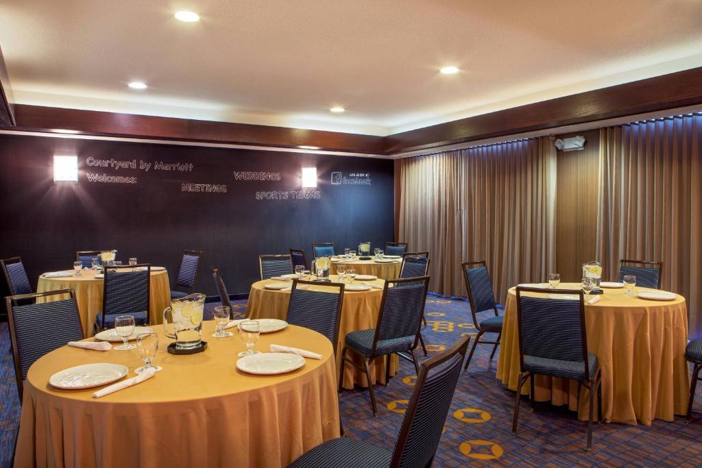 Courtyard Hartford Manchester - Image 8