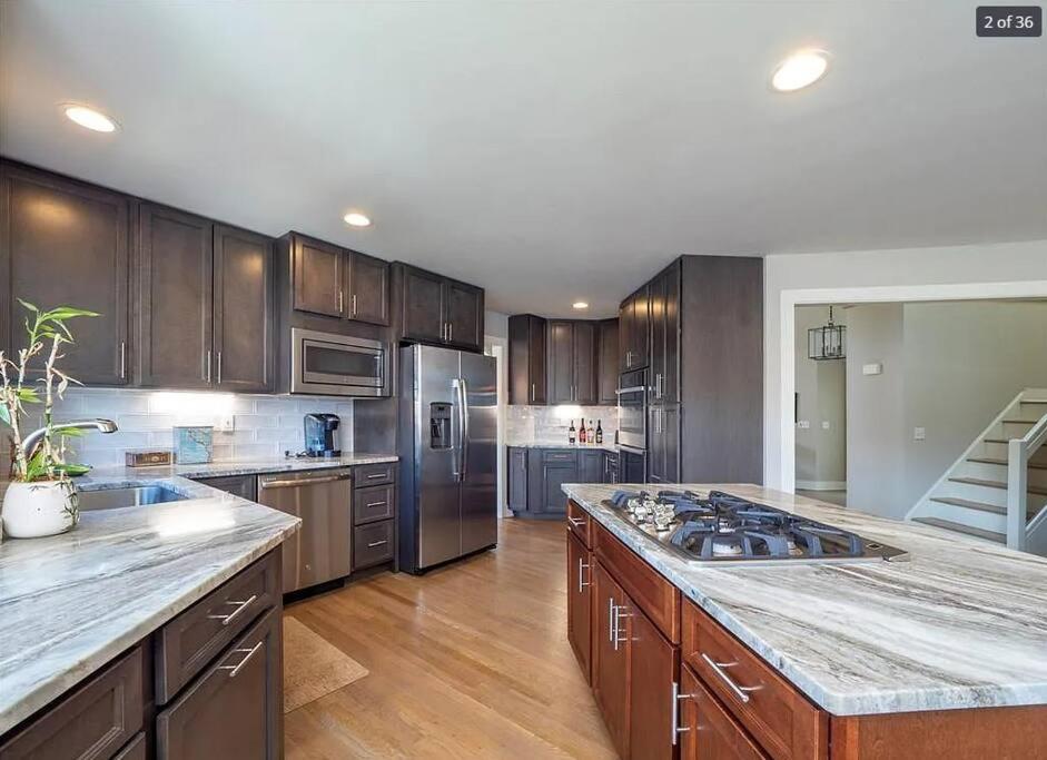 Candlewood Lake -Family Getaway, Lakefront 3775 sqft Home - Image 8