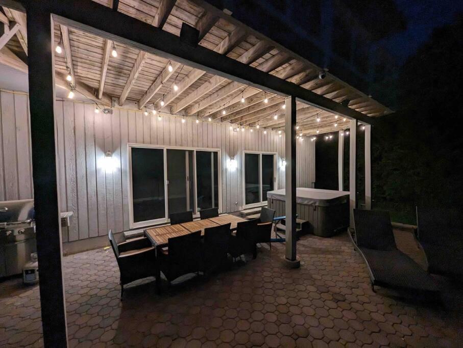 Candlewood Lake -Family Getaway, Lakefront 3775 sqft Home