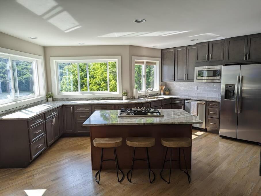 Candlewood Lake -Family Getaway, Lakefront 3775 sqft Home - Image 4