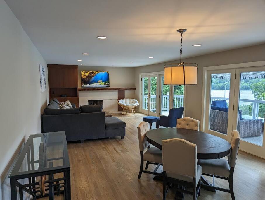 Candlewood Lake -Family Getaway, Lakefront 3775 sqft Home - Image 5