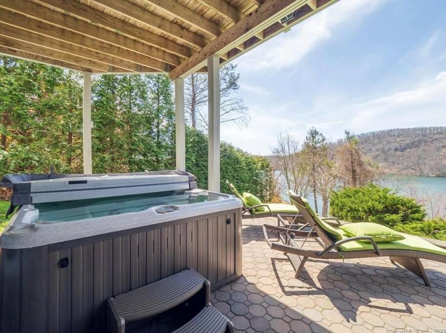Hot Tub (Jacuzzi) - Photo 2