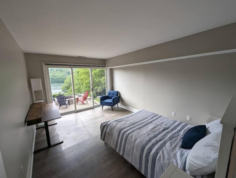 Candlewood Lake -Family Getaway, Lakefront 3775 sqft Home - Image 7