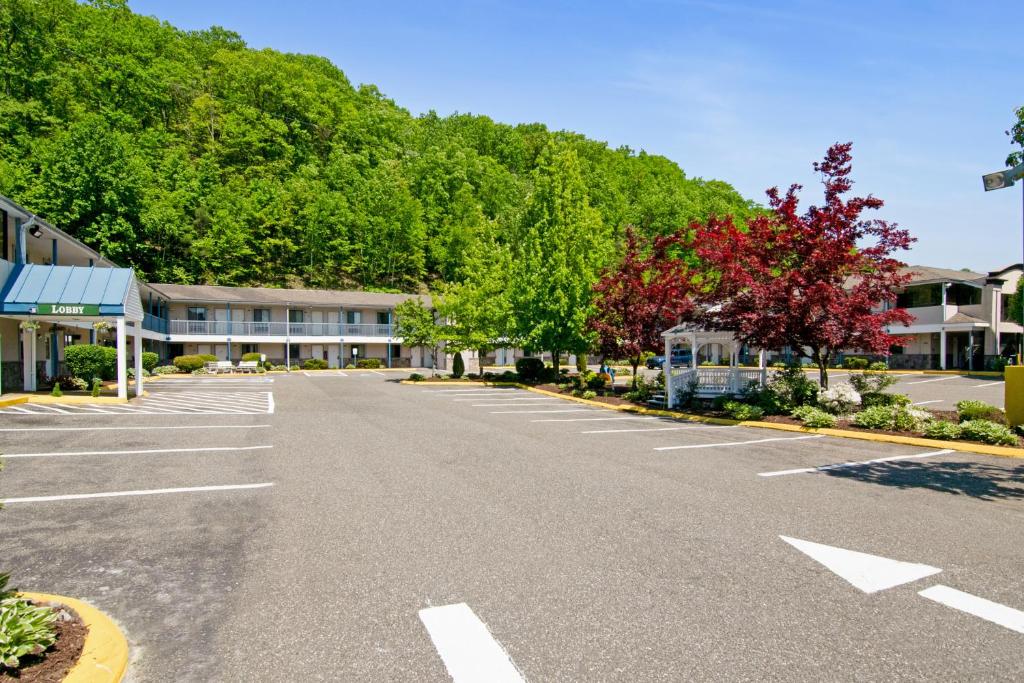 Americas Best Value Inn Torrington, CT - Image 6