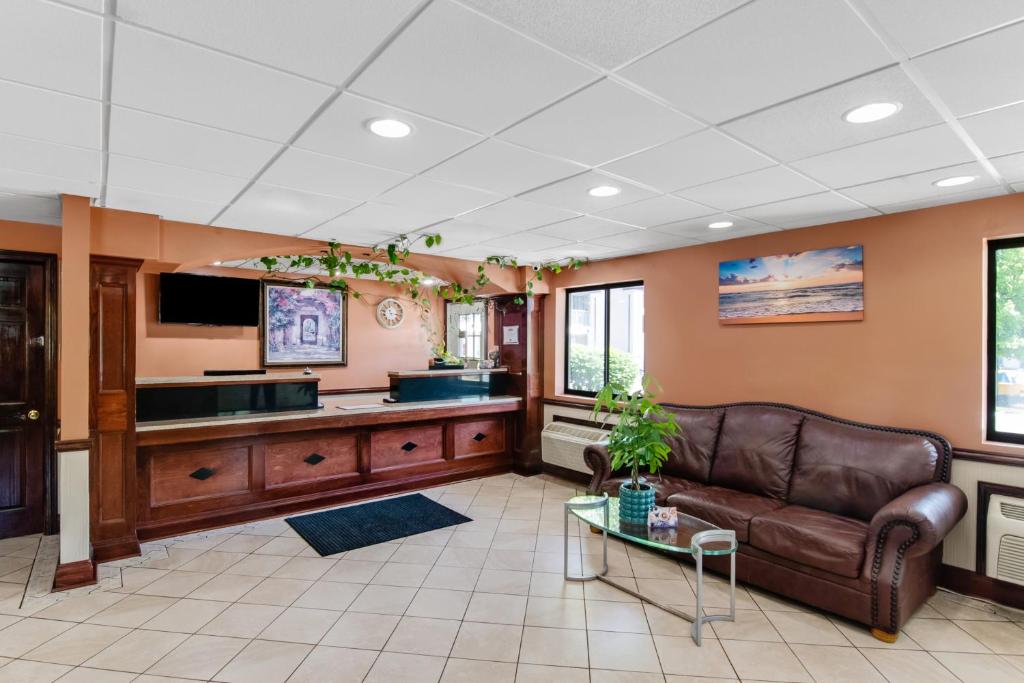 Americas Best Value Inn Torrington, CT - Image 4