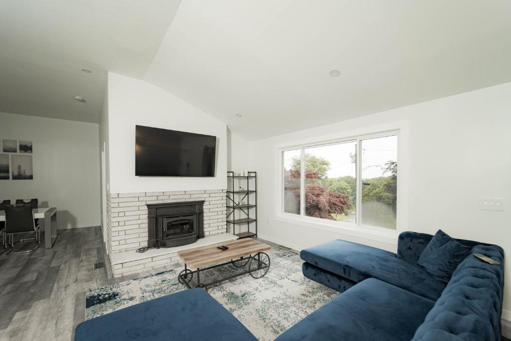 Modern home with a private Heated pool and jacuzzi - Image 5