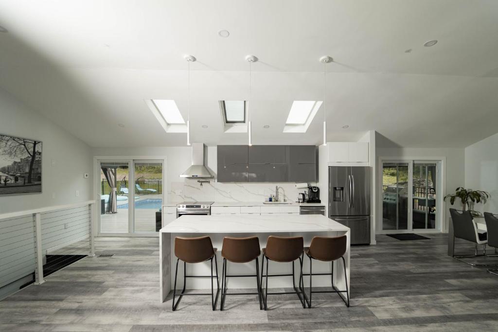 Modern home with a private Heated pool and jacuzzi - Image 4