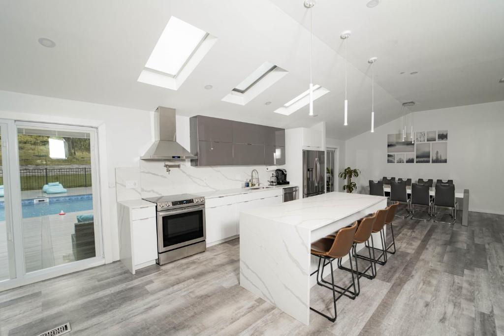 Modern home with a private Heated pool and jacuzzi - Image 8