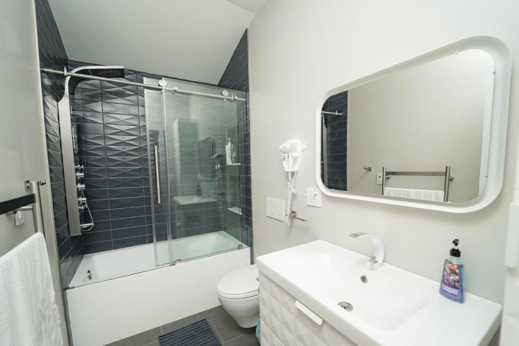 Modern home with a private Heated pool and jacuzzi - Image 7