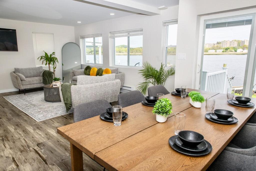 Brand new cozy waterfront house w jacuzzi - Image 4