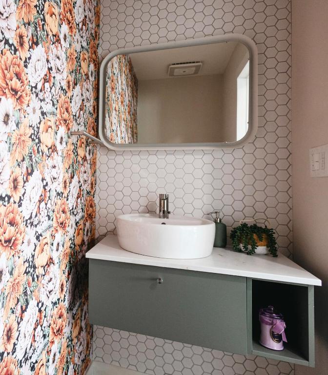 Brand new cozy waterfront house w jacuzzi - Image 8