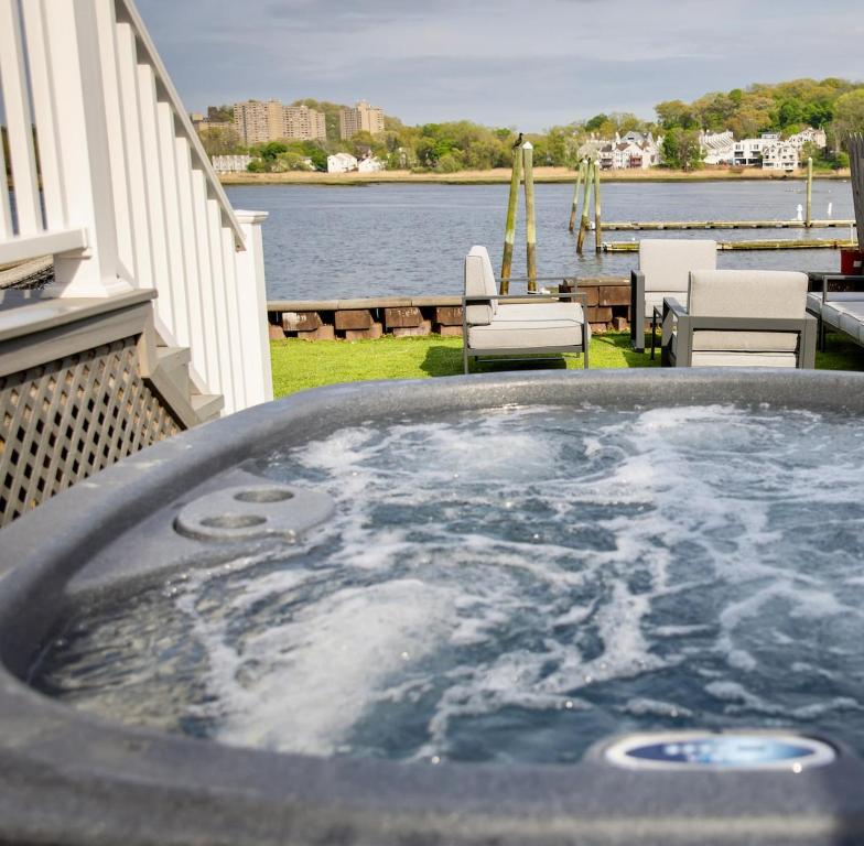 Brand new cozy waterfront house w jacuzzi