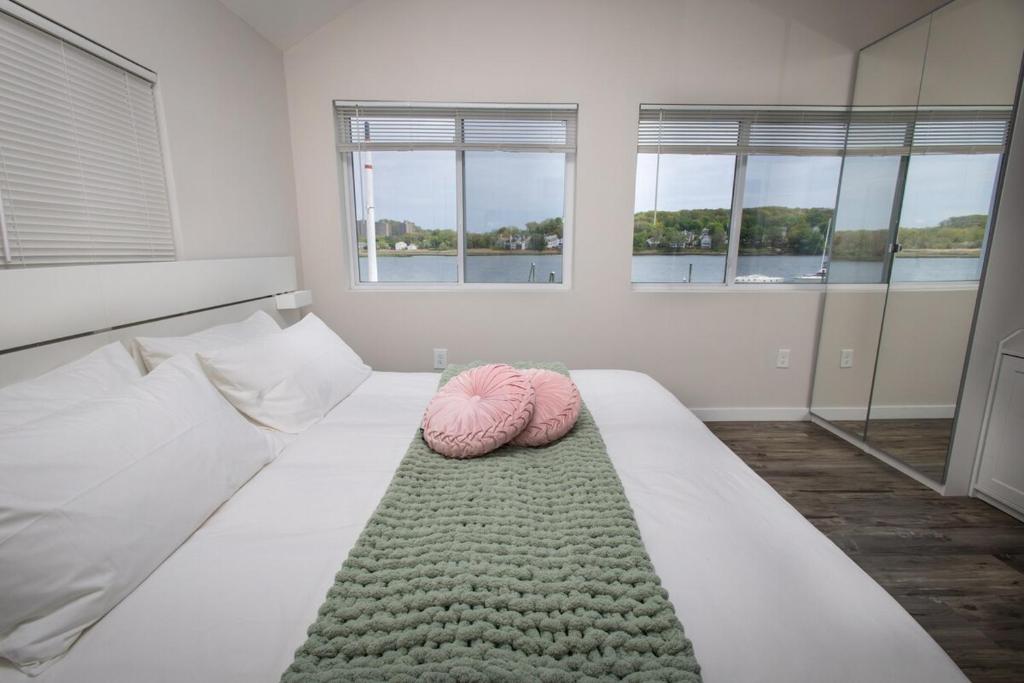 Brand new cozy waterfront house w jacuzzi - Image 7