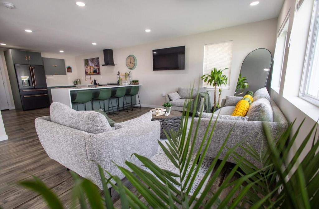 Brand new cozy waterfront house w jacuzzi - Image 5