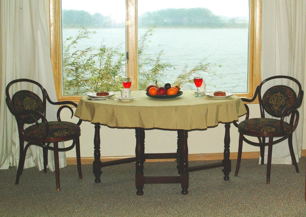 Family Vacation Home - Stunning Views across Salt Pond - Image 8