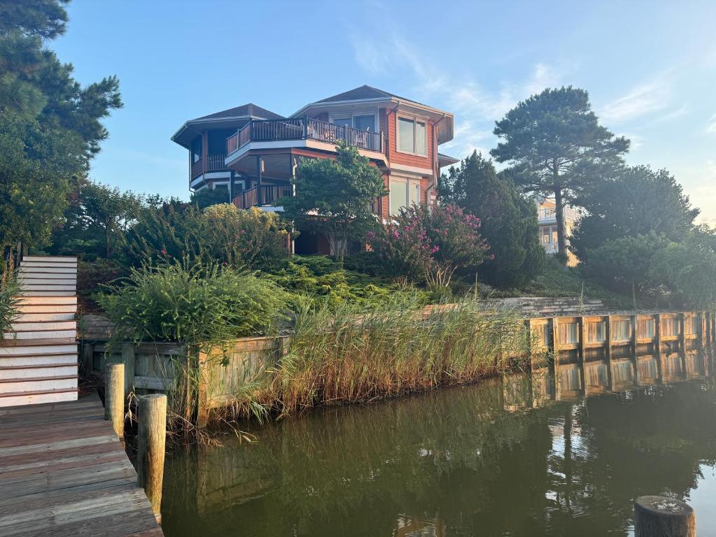 Family Vacation Home - Stunning Views across Salt Pond - Image 4