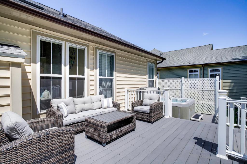 Deck, Hot Tub and Resort Amenities Ocean View Gem