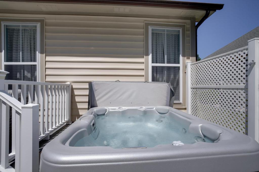 Hot Tub (Jacuzzi) - Photo 3