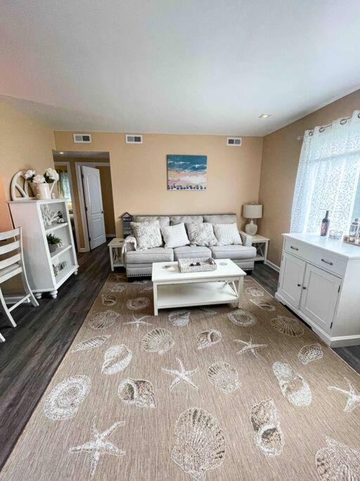 Rehoboth getaway/HotTub/EV/2bd/3.7mi beach/outlets - Image 7