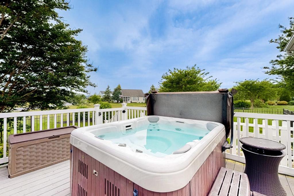 Hot Tub (Jacuzzi) - Photo 2
