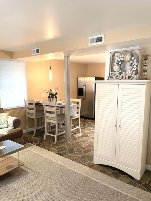 Beach gem! Hot Tub/EV/2bd/3.7mi beach/.5mi outlets - Image 5