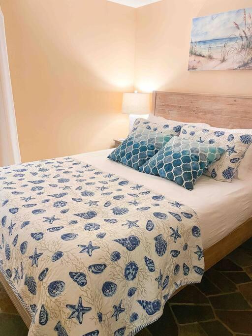 Beach gem! Hot Tub/EV/2bd/3.7mi beach/.5mi outlets - Image 7