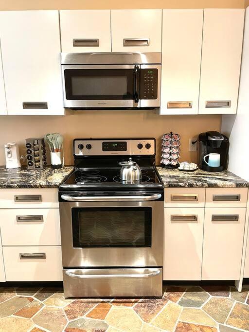 Beach gem! Hot Tub/EV/2bd/3.7mi beach/.5mi outlets - Image 4