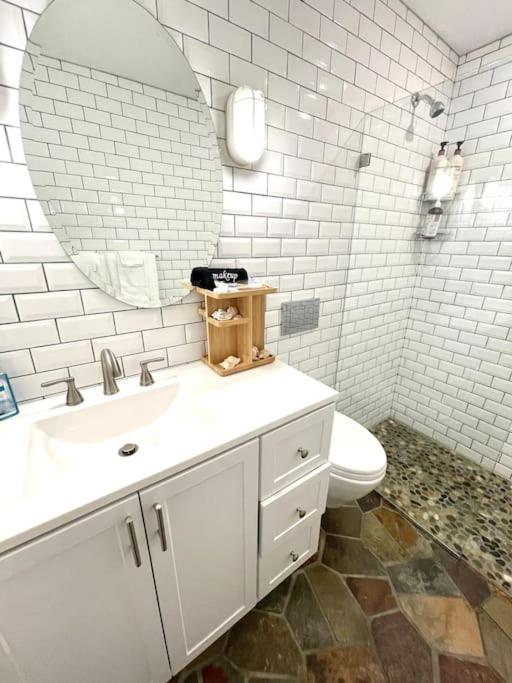 Beach gem! Hot Tub/EV/2bd/3.7mi beach/.5mi outlets - Image 8