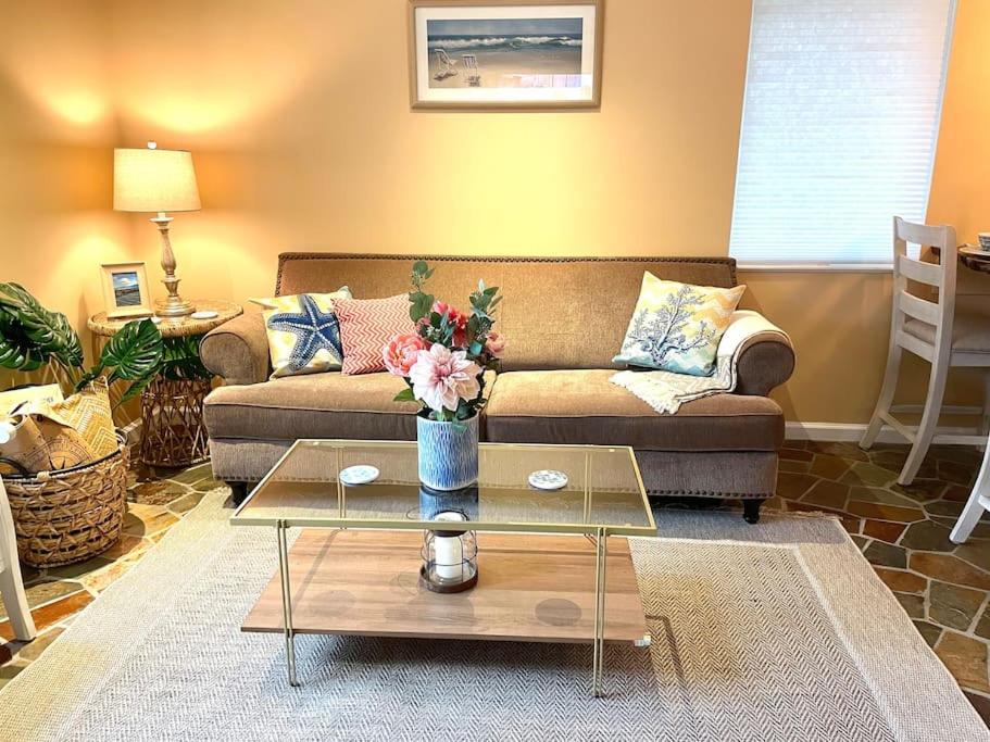 Beach gem! Hot Tub/EV/2bd/3.7mi beach/.5mi outlets