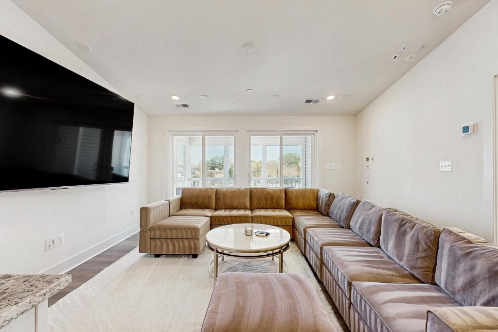 Oyster House Village --- 21503 Helm St - Image 6