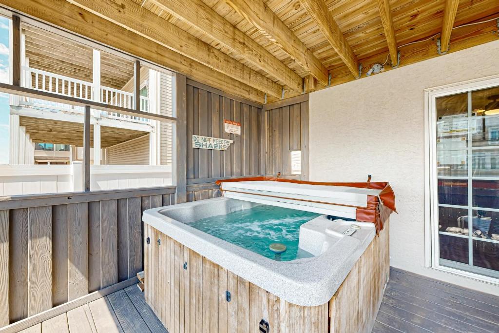 Hot Tub (Jacuzzi) - Photo 2