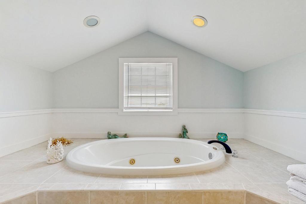 Hot Tub (Jacuzzi) - Photo 4