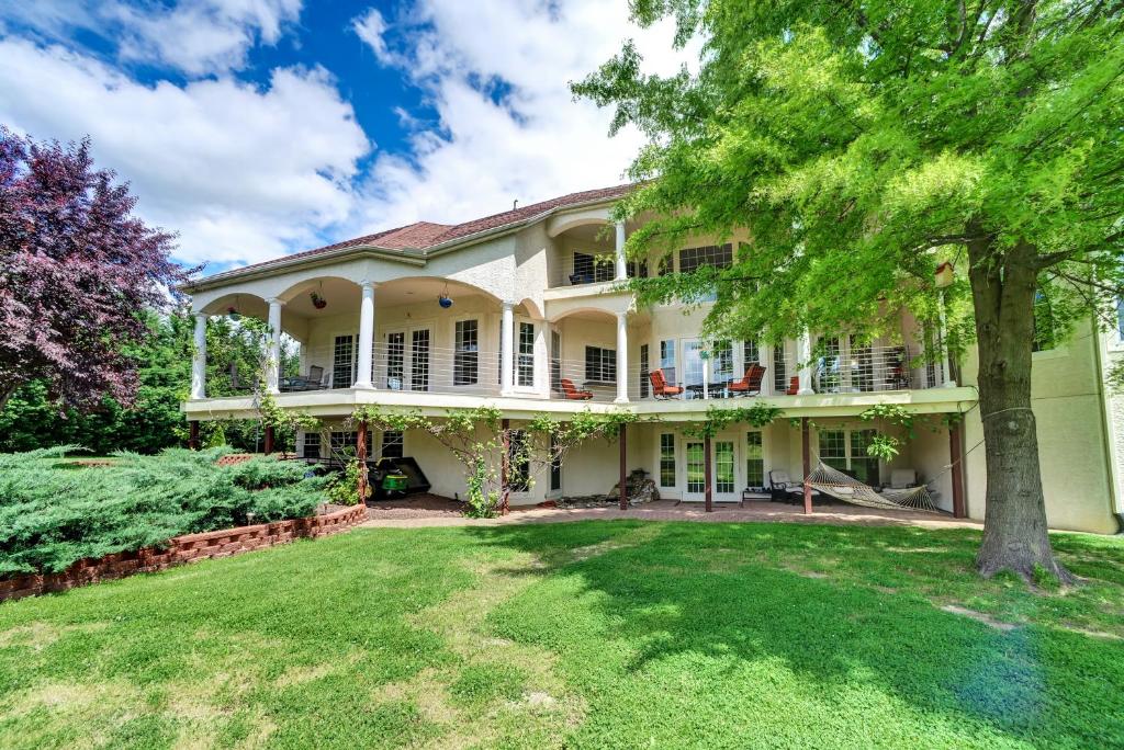 Whispering Oak Mansion - Image 6