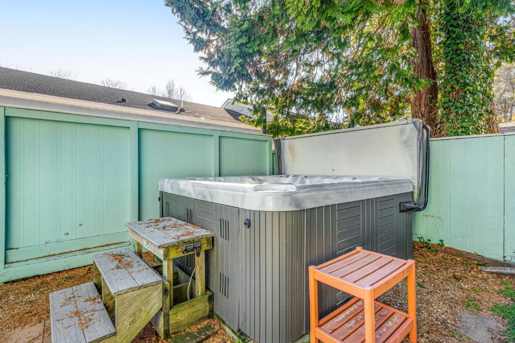 Hot Tub (Jacuzzi) - Photo 2