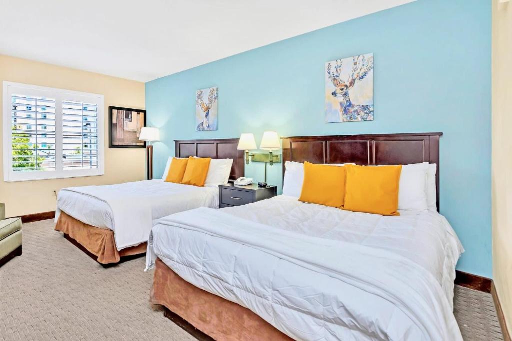 Studio with Hot Tub & Pool Near Universal Studios