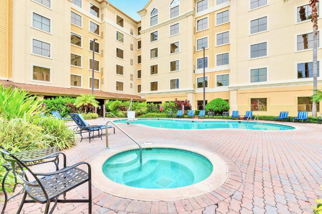 Studio with Hot Tub & Pool Near Universal Studios