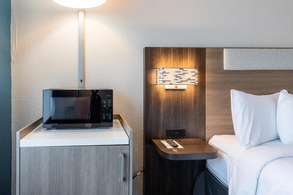 Holiday Inn Express Hotel & Suites Orange City - Deltona by IHG - Image 5