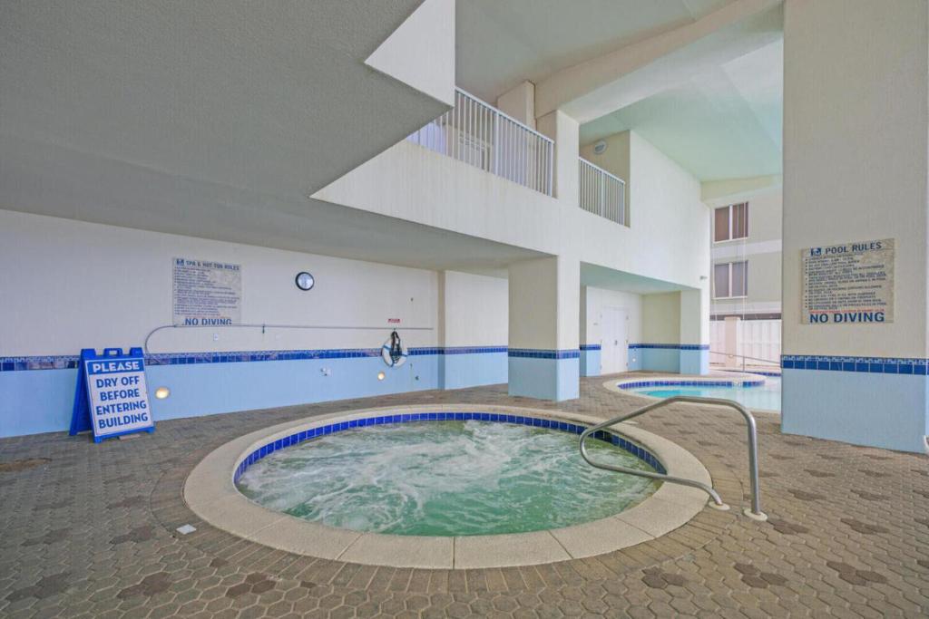 Hot Tub (Jacuzzi) - Photo 2