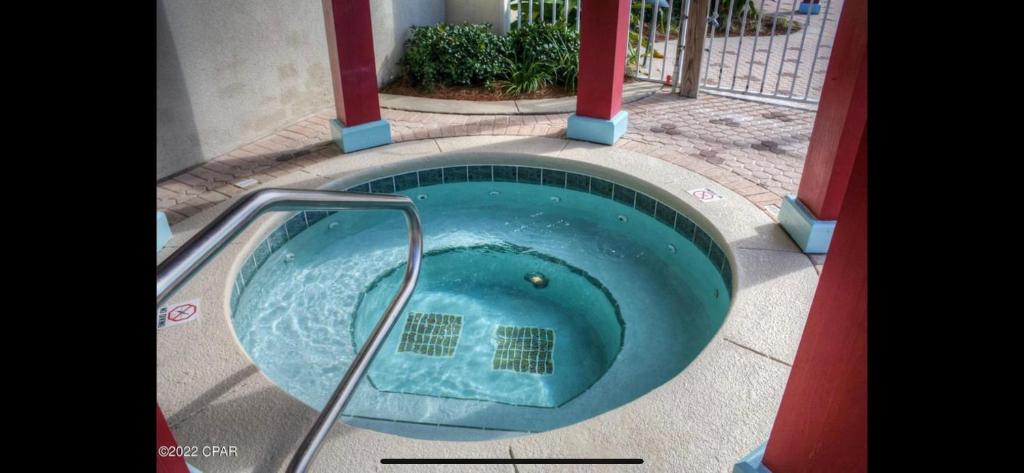 Hot Tub (Jacuzzi) - Photo 3