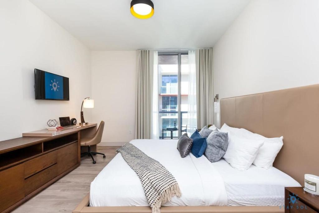 Hollywood Bliss Studio Rooftop Pool - Image 8